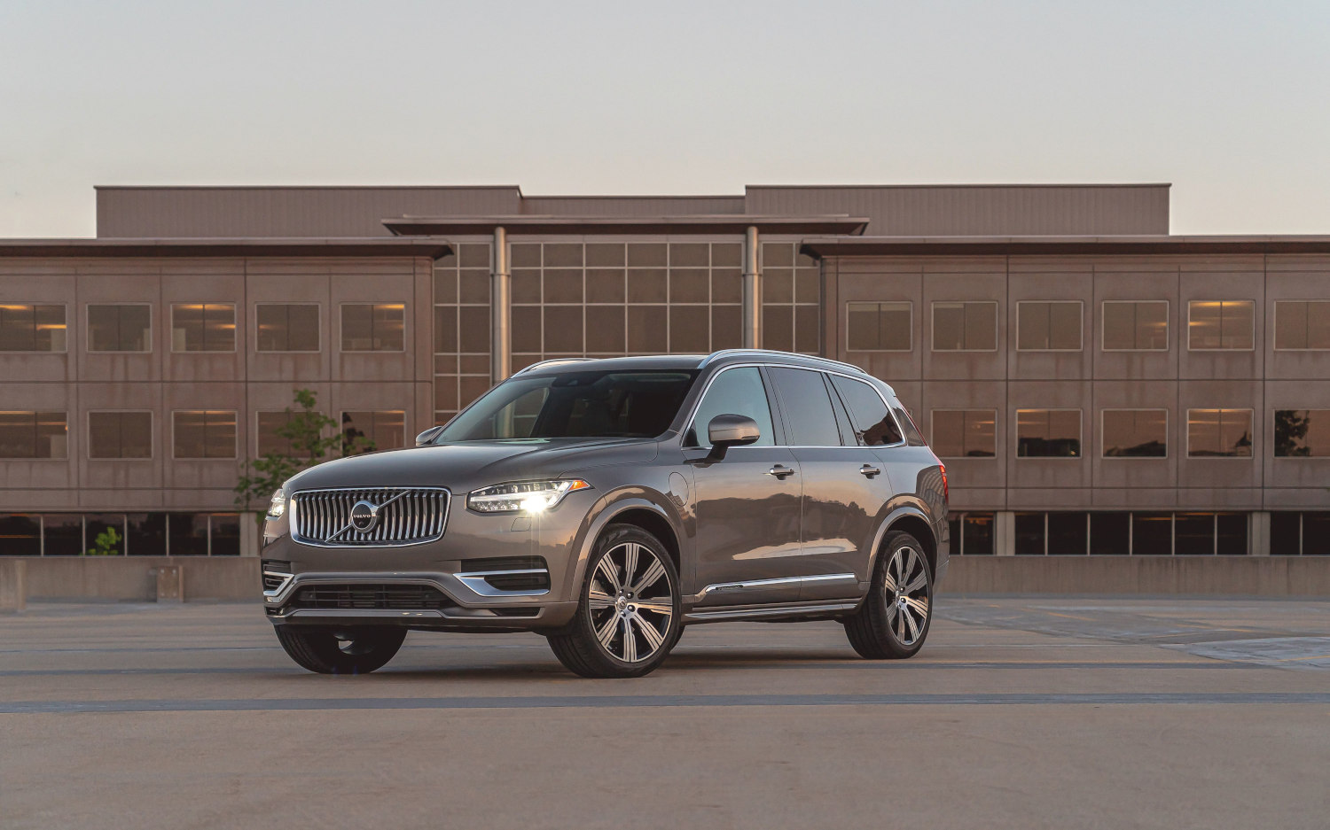 Volvo XC90 T8 Inscription Twin Engine Hybrid 2020 SUV Drive